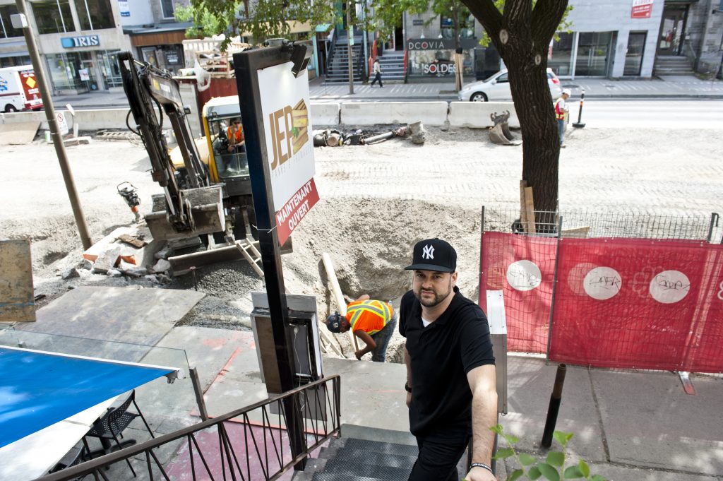 Philippe Hélie, l’un des propriétaires du Jep Pains & Fromages, côtoie bien malgré lui les travaux de la rue Saint-Denis qui nuisent à l’achalandage de son nouveau restaurant.